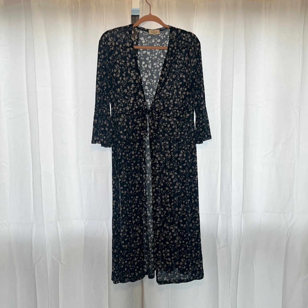 Black and white, ditsy floral, tie- front kimono duster